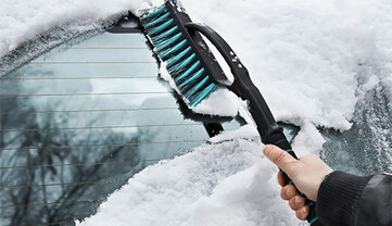 Як швидко очистити авто від снігу і льоду: поради автовласникам у холодну пору року