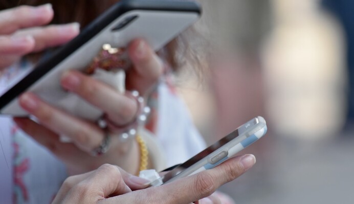 Як відмити жовтий наліт із силіконового чохла: власникам смартфонів на замітку