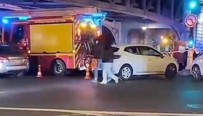 В Парижі терорист напав на туристів: одна людина загинула, є поранені, відео