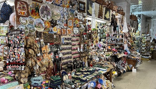 В Бельгії торгують футболками з Z-свастикою: власниця магазину вигнала відвідувача після критики, відео