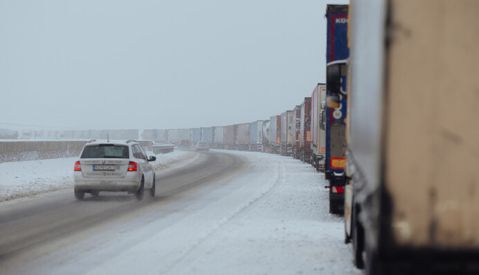 Польша начнет пропускать украинские грузовики через один из пунктов: названа дата