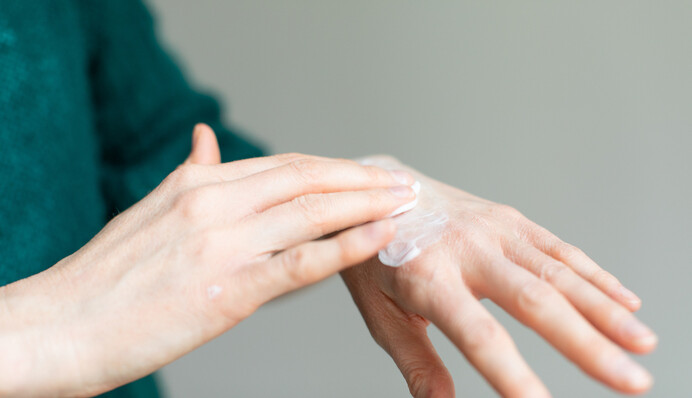 Взимку сохне і тріскається шкіра рук: дерматолог порадив, як за нею доглядати