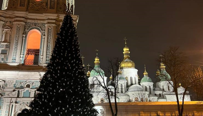 Небольшая, но жизнеутверждающая: в Киеве смонтировали новогоднюю елку, фото