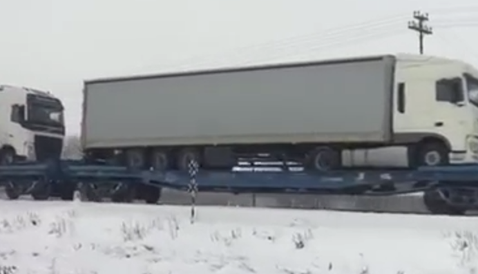 Наш ответ польским забастовщикам: водители фур нашли отличный способ пересечь границу, видео
