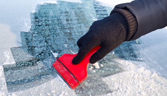 Не буде жодної подряпини: як правильно чистити авто від снігу та льоду