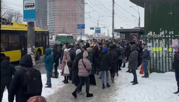 На остановке собралась толпа: видео с 