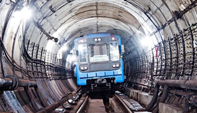 Вода по підошву і вище: метро Києва затопило, відео