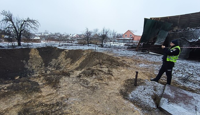 12-метрова вирва і пошматовані будинки: наслідки ракетної атаки РФ у Києві, фоторепортаж