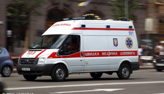 Мужчину убила стена, есть раненый: в Киеве произошел трагический инцидент