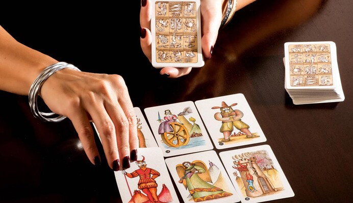 Два знака ощутят физическую и моральную усталость: гороскоп по картам Таро 12 декабря