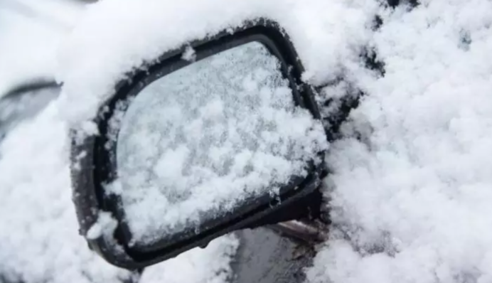 Навіщо вдягати пакети на бокові дзеркала авто: лайфхак для водіїв