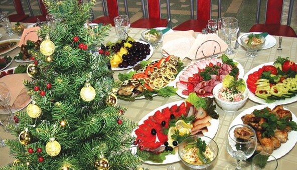 Новорічний стіл 2024: у скільки обійдуться українцям продукти і на скільки вони подорожчали