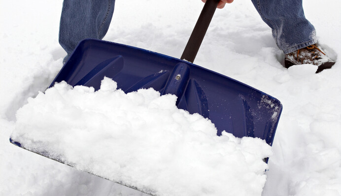 Зимний лайфхак: что сделать, чтобы снег не прилипал к лопатe