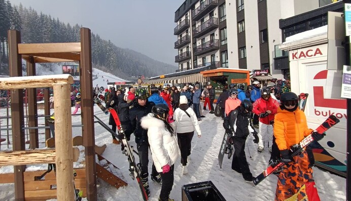 Скільки зараз людей відпочиває в Буковелі: в мережі показали фото і відео