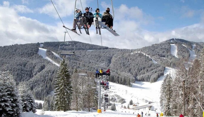 Буковель развлекается: в сети показали новые видео с самого дорогого курорта Украины