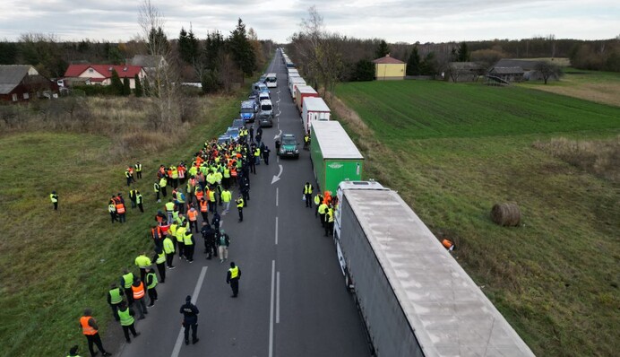 Поляки вонзили еще один нож в спину: к блокаде границы присоединятся фермеры
