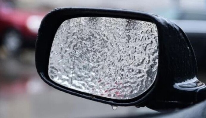 Як покращити видимість дзеркала авто взимку: лайфхак з зубною пастою