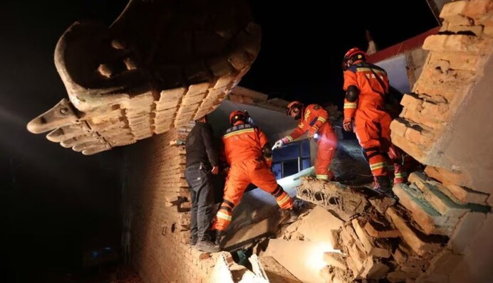 В Китае произошло мощное землетрясение: более 100 погибших, сотни человек ранены, фото и видео