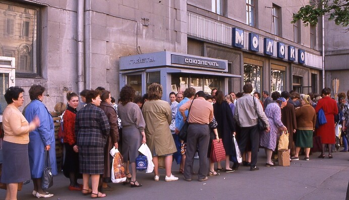 Не яйцами единственными: в российском Воронеже заметили километровые очереди за продуктами