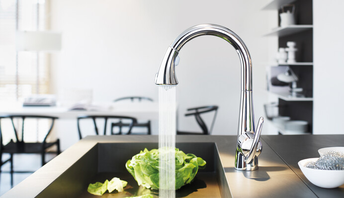 Допоможуть колготки та кетчуп: як очистити кран на кухні та у ванній від вапняних плям