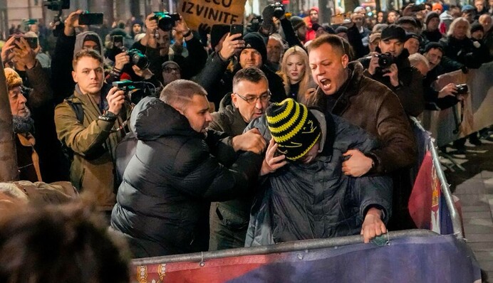 В столице Сербии начались протесты после победы партии Вучича: детали