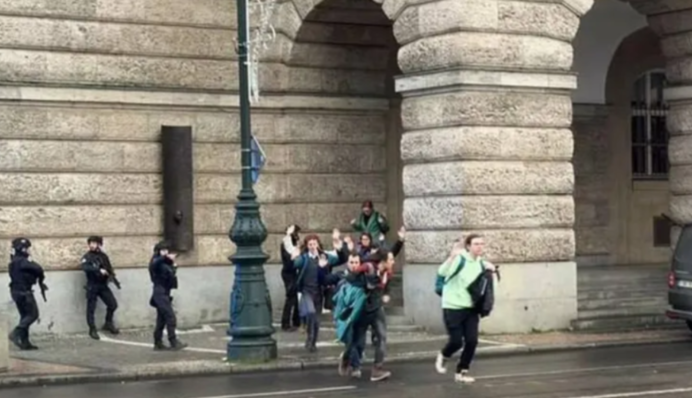 В центрі Праги стрілянина, є загиблі і десятки поранених: кадри з місця інциденту