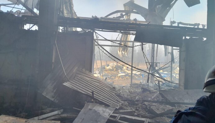 Россияне ударили в склад Красного Креста в Херсоне: все запасы гумпомощи уничтожены, фото