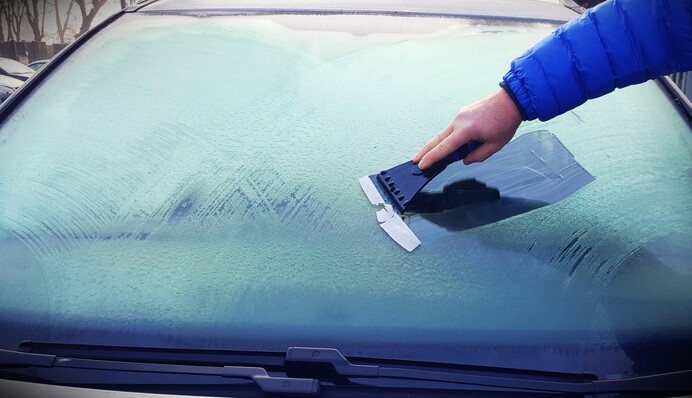 Що робити, якщо авто покрилось кригою: водіям озвучили корисні поради