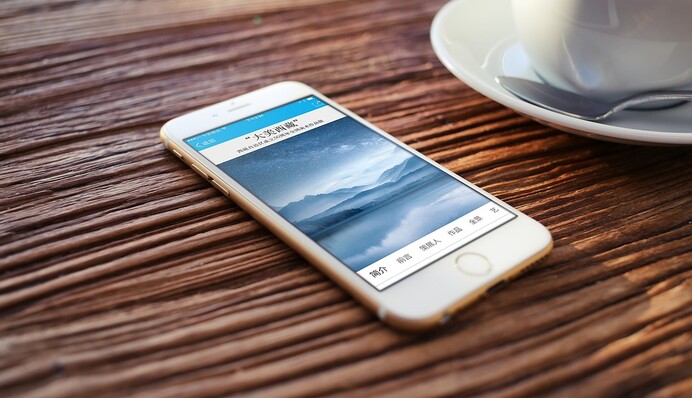 Ніколи так не робіть: чому заборонено протирати екран смартфона руками