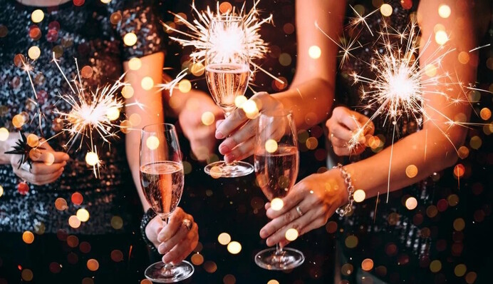 Просто, щиро і від душі: найкращі новорічні тости і привітання для колег