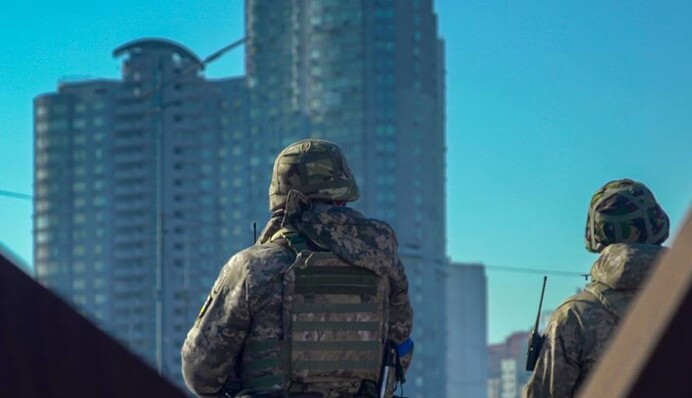 В Киеве развернули блокпосты с военными и полицией: появилось официальное объяснение, фото