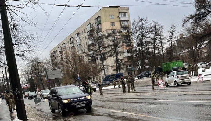 В Києві з'явились нові блокпости: що перевіряють військові, фото