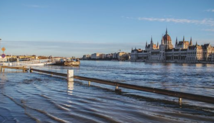 В столице Венгрии улицы превратились в реки: фото и видео масштабного потопа