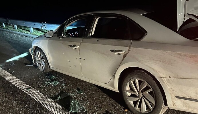 Возле Днепра мужчина в балаклаве из автомата расстрелял авто: фото и первые подробности убийства