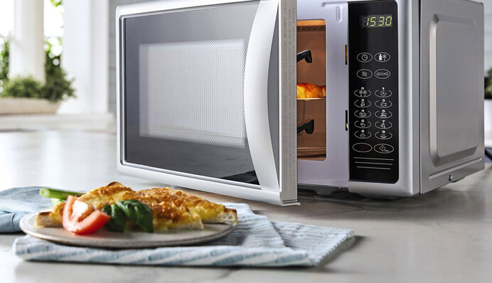 Как быстро и качественно отмыть от жира микроволновку: ТОП-6 способов