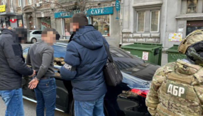 Намагався "купити" ДБР: один з найбільших постачальників Міноборони попався на великому хабарі