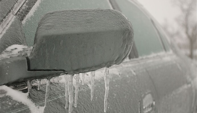 Може тріснути лобове скло: яку помилку взимку допускають водії
