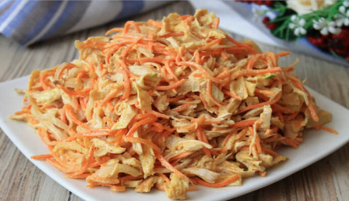 Додайте крабових паличок для вишуканості: рецепт смачного салату з моркви на Новий рік