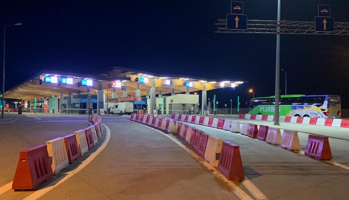 Виїзд чоловікам з України ускладнили: що треба знати