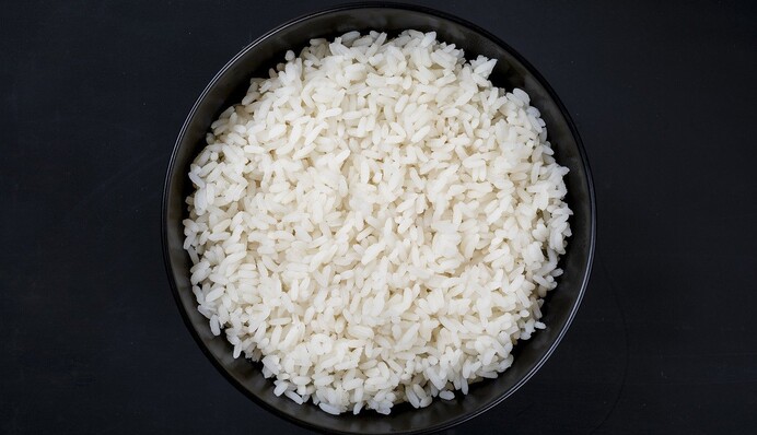 Способствуют здоровому сну: диетолог назвал лучшие продукты и напитки для ужина