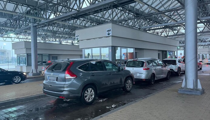 З України не випустили багатодітного батька: деталі скандалу на відео