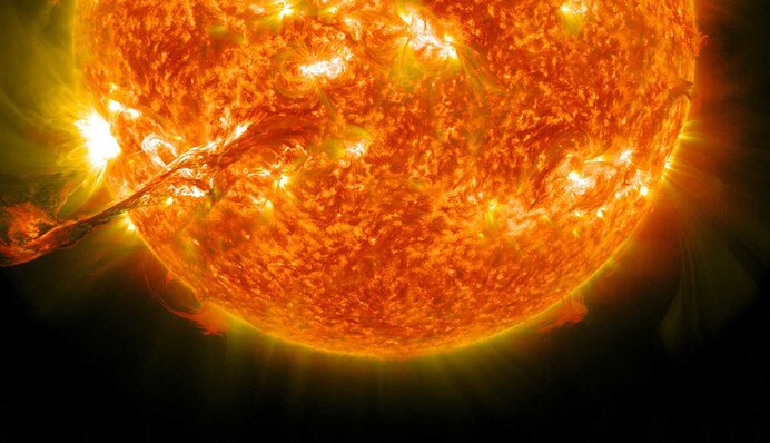 В новогоднюю ночь на Солнце произошла самая большая с 2017 года вспышка: ученые предупредили об опасности