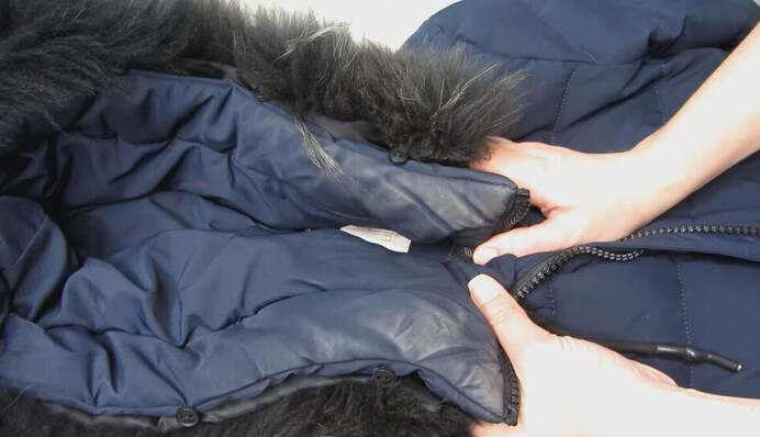 Девушки оценят: как быстро удалить следы косметики из воротника куртки