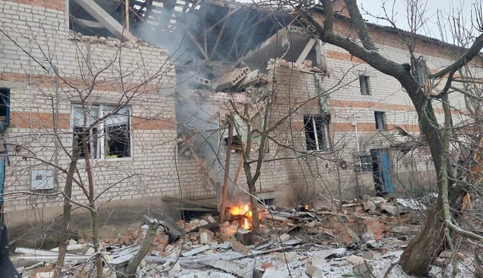 Российский "шахед" ударил по дому в Сумской области: под завалами люди, фото