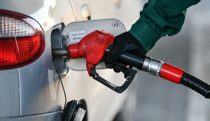 Навіщо в авто тримати аркуш паперу: лайфхак під час перевірки якості пального