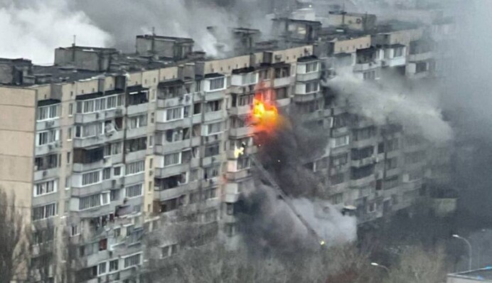 В Києві вже 33 постраждалих: мешканцям зруйнованого будинку пообіцяли допомогу, відео