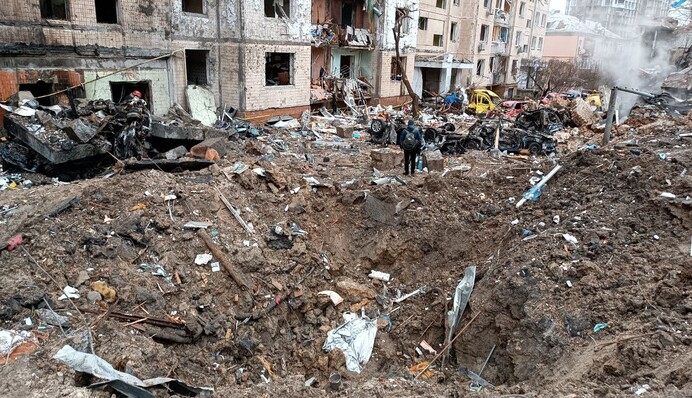 Семиметрова вирва і випалені вщент квартири: в будинку на київській Солом’янці почали розбір руйнувань, фоторепортаж