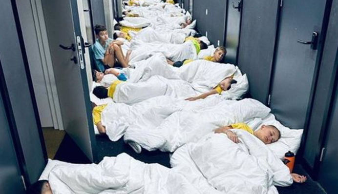 Фото дня: как украинские дети прячутся от 