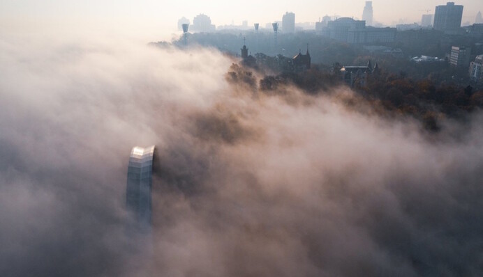Закройте окна и выпейте стакан воды: киевлян предупредили об опасности