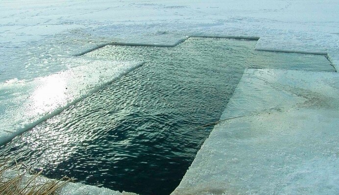 Купание в проруби на Крещение: священник объяснил, стоит ли это делать